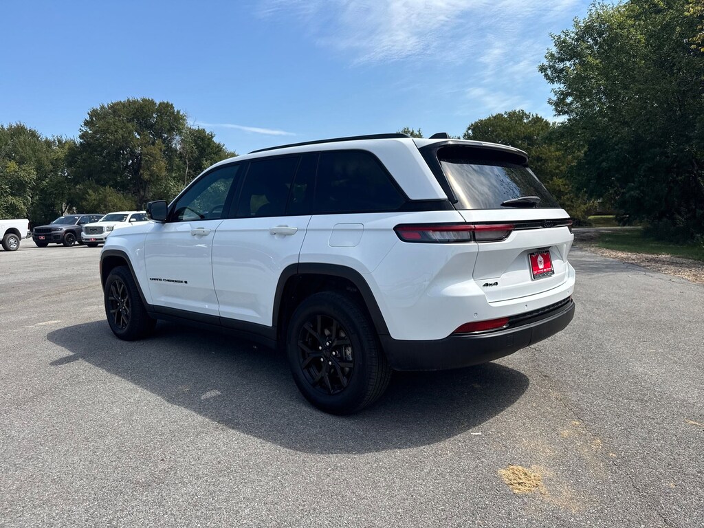Used 2024 Jeep Grand Cherokee Altitude SUV