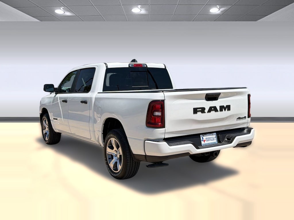 New 2026 Ram 1500 EXPRESS CREW CAB 4X4 5'7 BOX Pickup