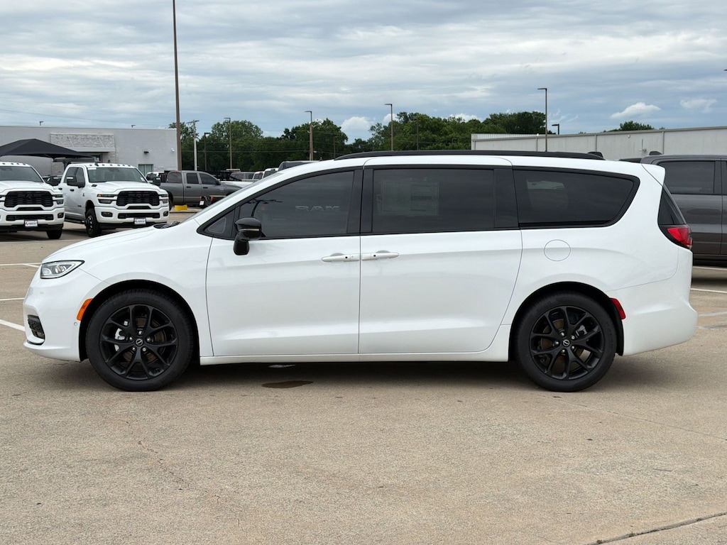 Used 2026 Chrysler Pacifica Select Van Passenger Van