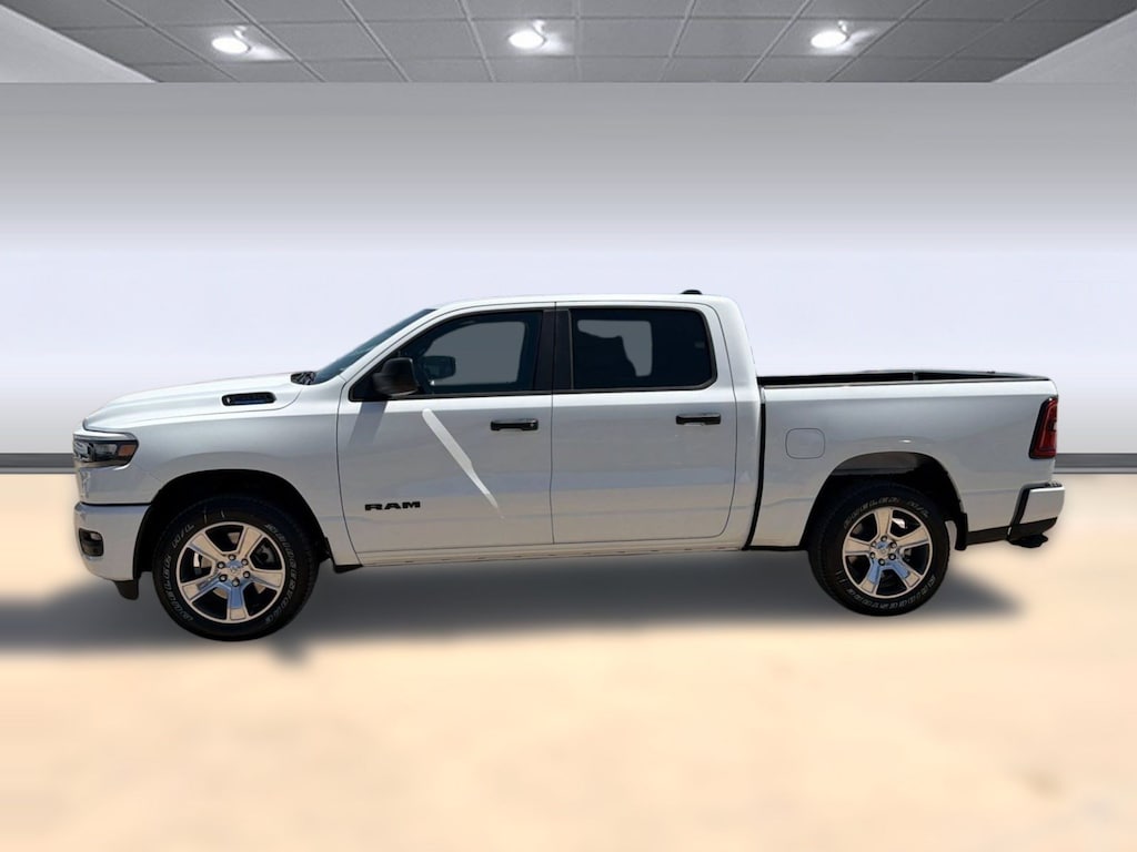 New 2026 Ram 1500 EXPRESS CREW CAB 4X4 5'7 BOX Pickup