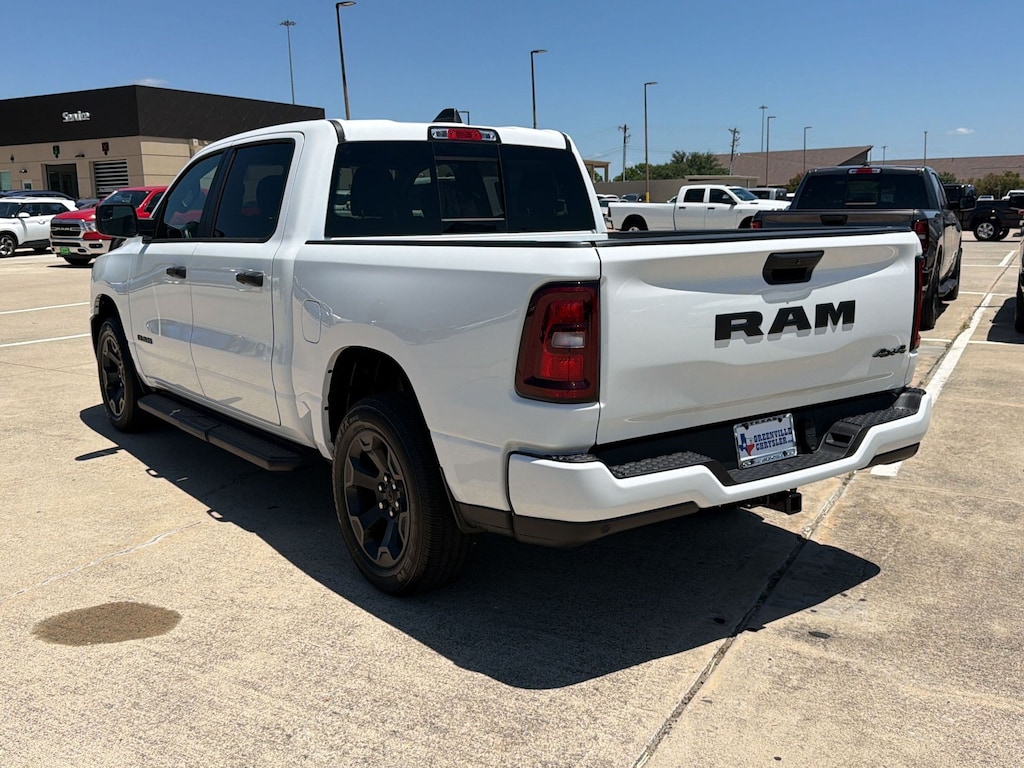 New 2026 Ram 1500 EXPRESS CREW CAB 4X4 5'7 BOX Pickup