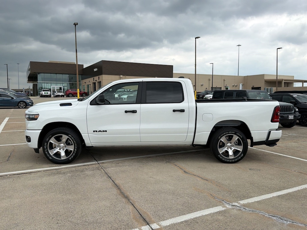 New 2026 Ram 1500 EXPRESS CREW CAB 4X4 5'7 BOX Pickup