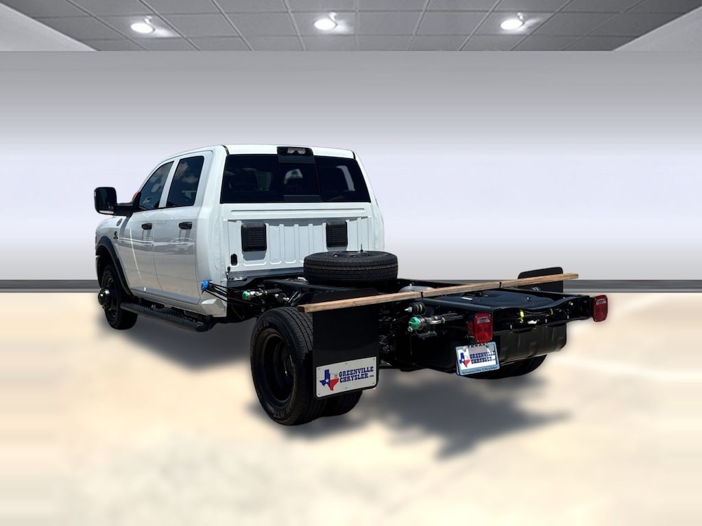 New 2026 Ram 3500 TRADESMAN CREW CAB CHASSIS 4X4 60' CA Pickup