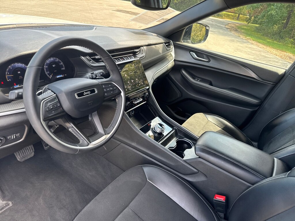 Used 2024 Jeep Grand Cherokee Altitude SUV