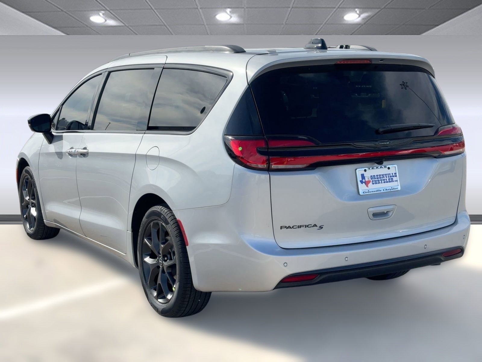 2026 Chrysler Pacifica photo 3