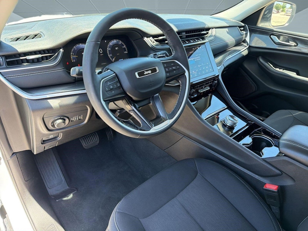 Used 2023 Jeep Grand Cherokee Laredo SUV
