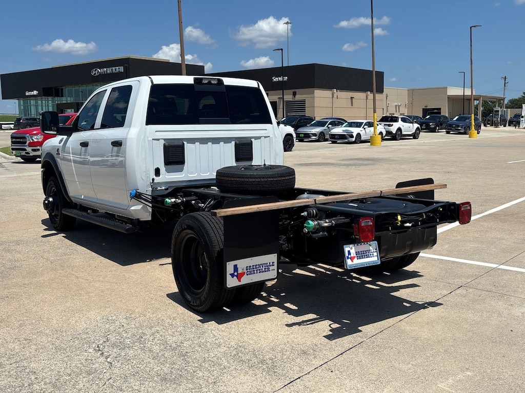 New 2026 Ram 3500 TRADESMAN CREW CAB CHASSIS 4X4 60' CA Pickup