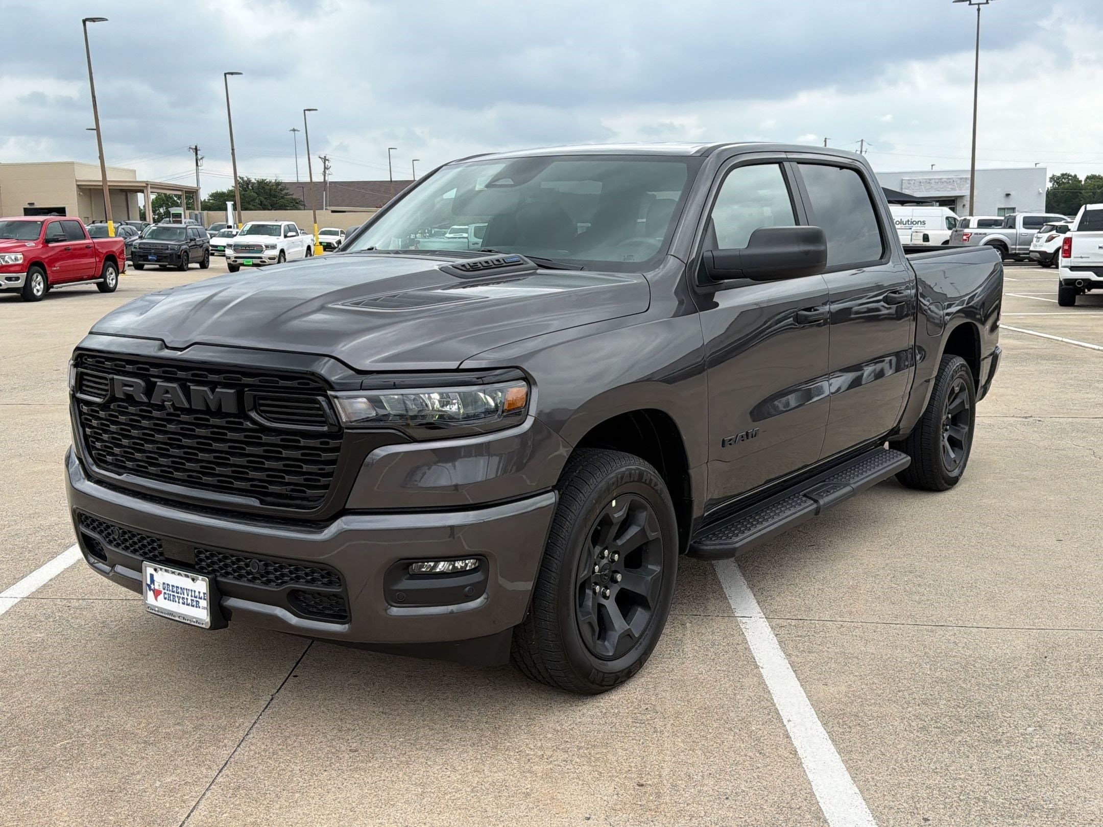 New 2026 Ram 1500 EXPRESS CREW CAB 4X4 5'7 BOX