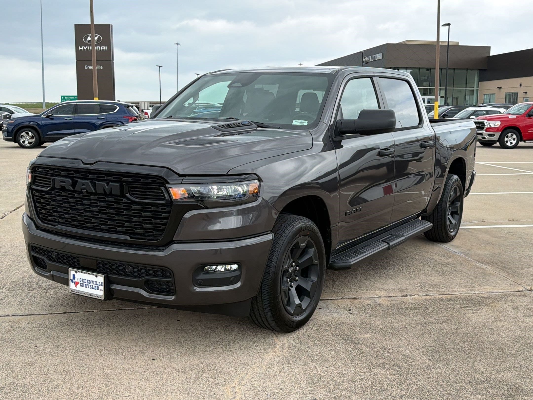 New 2026 Ram 1500 EXPRESS CREW CAB 4X4 5'7 BOX