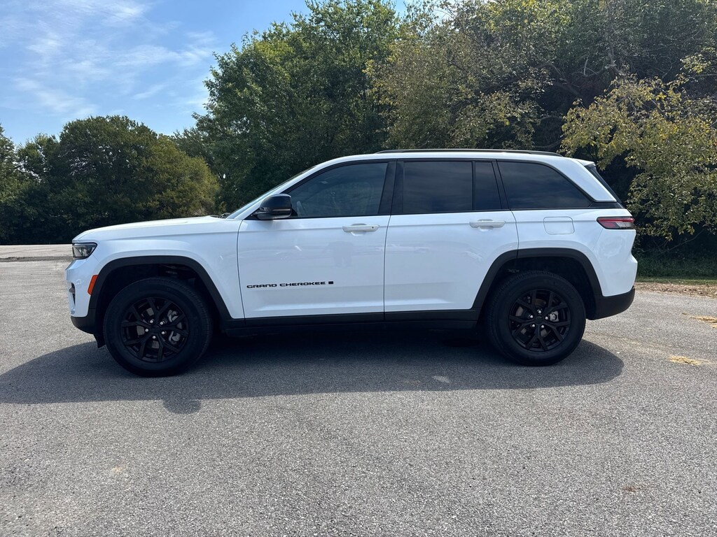 Used 2024 Jeep Grand Cherokee Altitude SUV