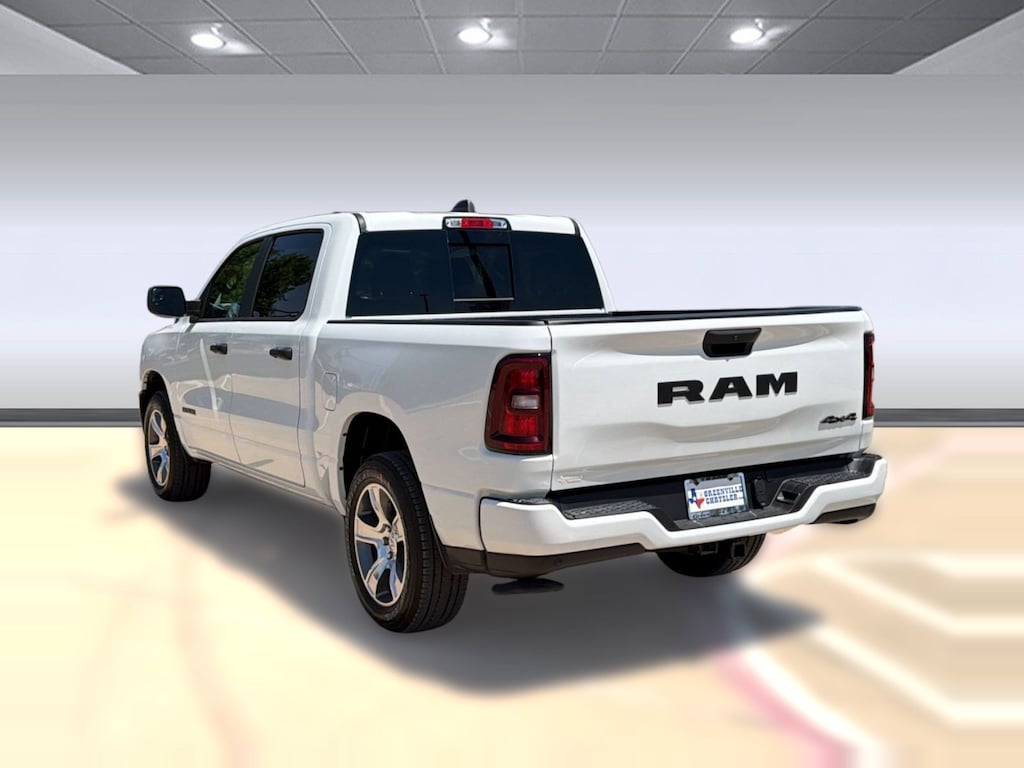 New 2026 Ram 1500 EXPRESS CREW CAB 4X4 5'7 BOX Pickup