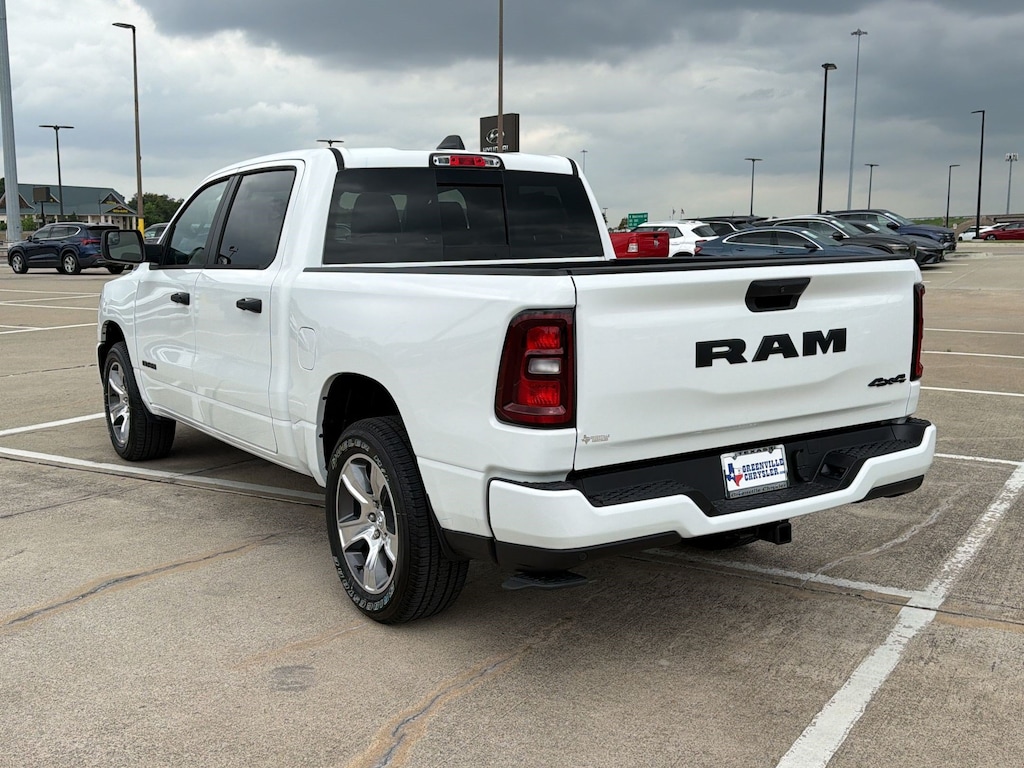 New 2026 Ram 1500 EXPRESS CREW CAB 4X4 5'7 BOX Pickup