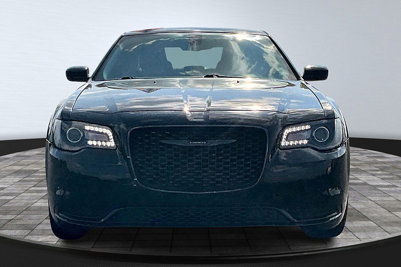 2021 Chrysler 300 Touring photo 3