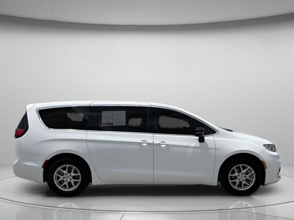 Used 2024 Chrysler Pacifica Touring L Mini-van, Passenger