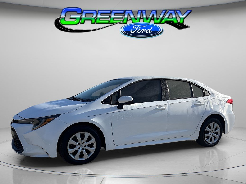 2024 Toyota Corolla LE's photo
