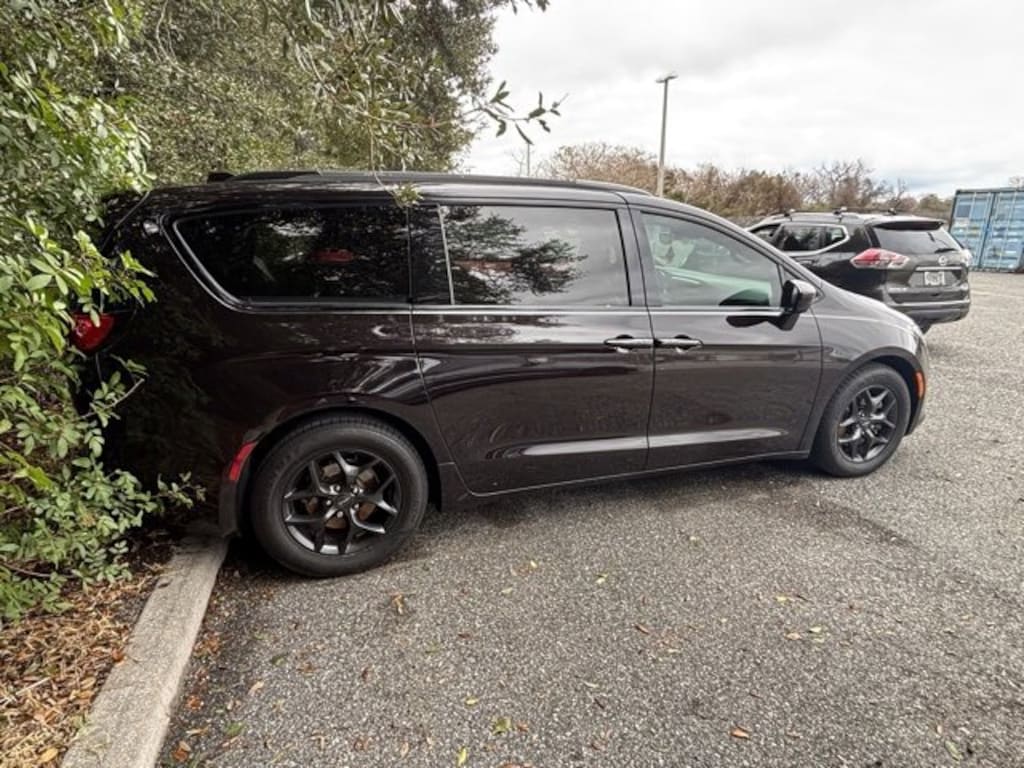Used 2018 Chrysler Pacifica Touring L Mini-van, Passenger