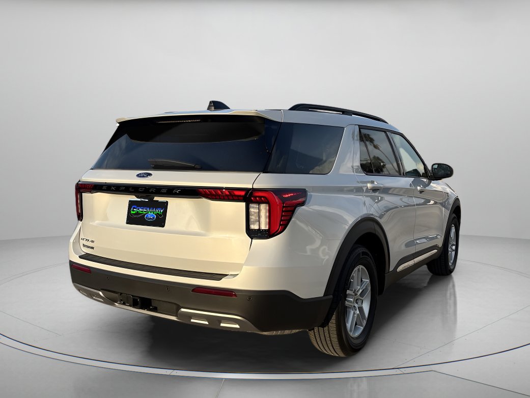 2025 Ford Explorer photo 3