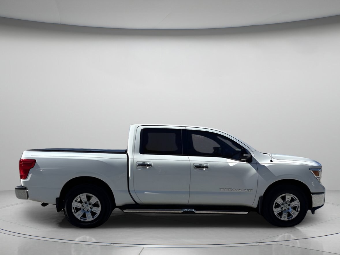 2018 Nissan Titan SV Crew Cab photo 2