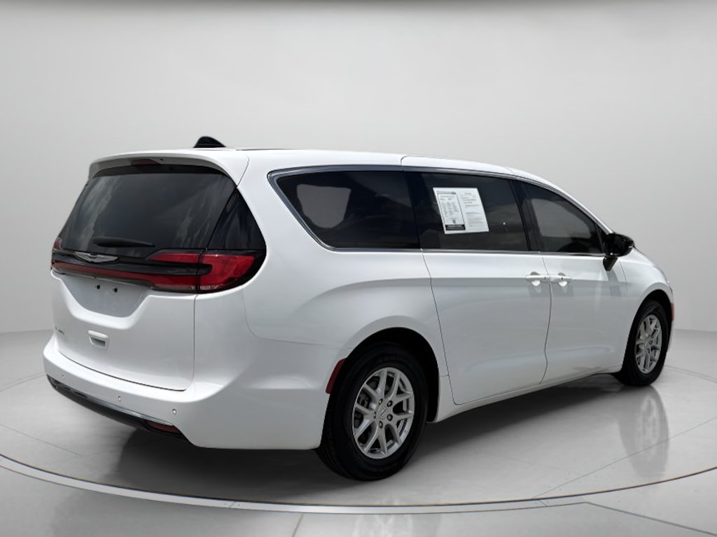 Used 2024 Chrysler Pacifica Touring L Mini-van, Passenger