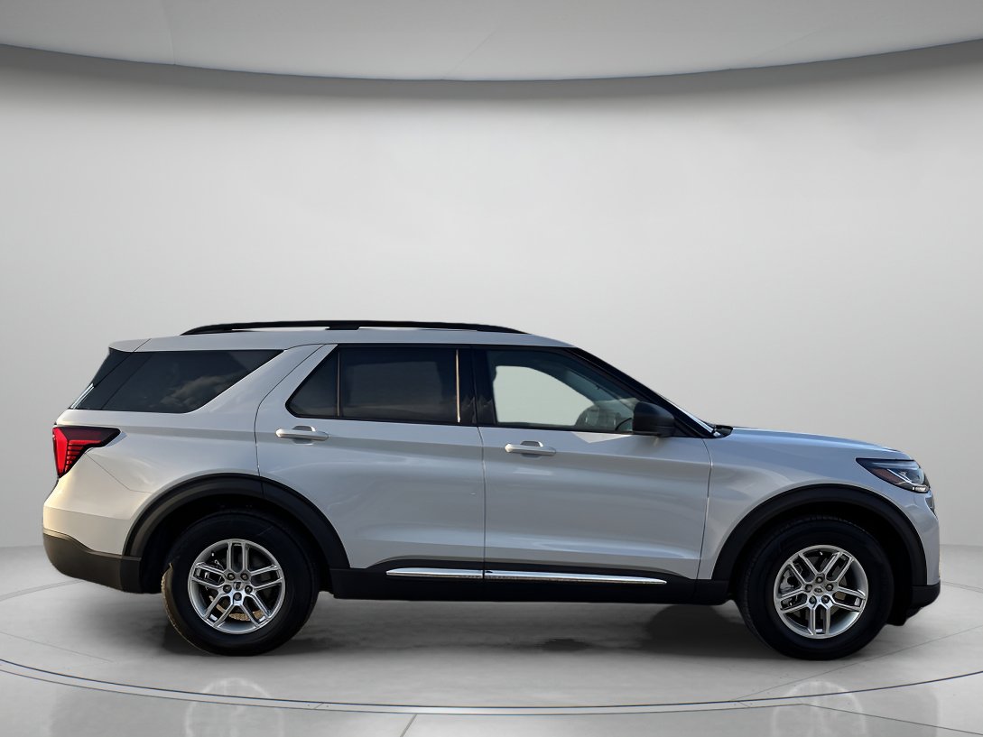 2025 Ford Explorer photo 2