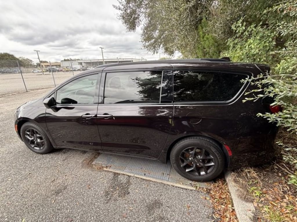 Used 2018 Chrysler Pacifica Touring L Mini-van, Passenger