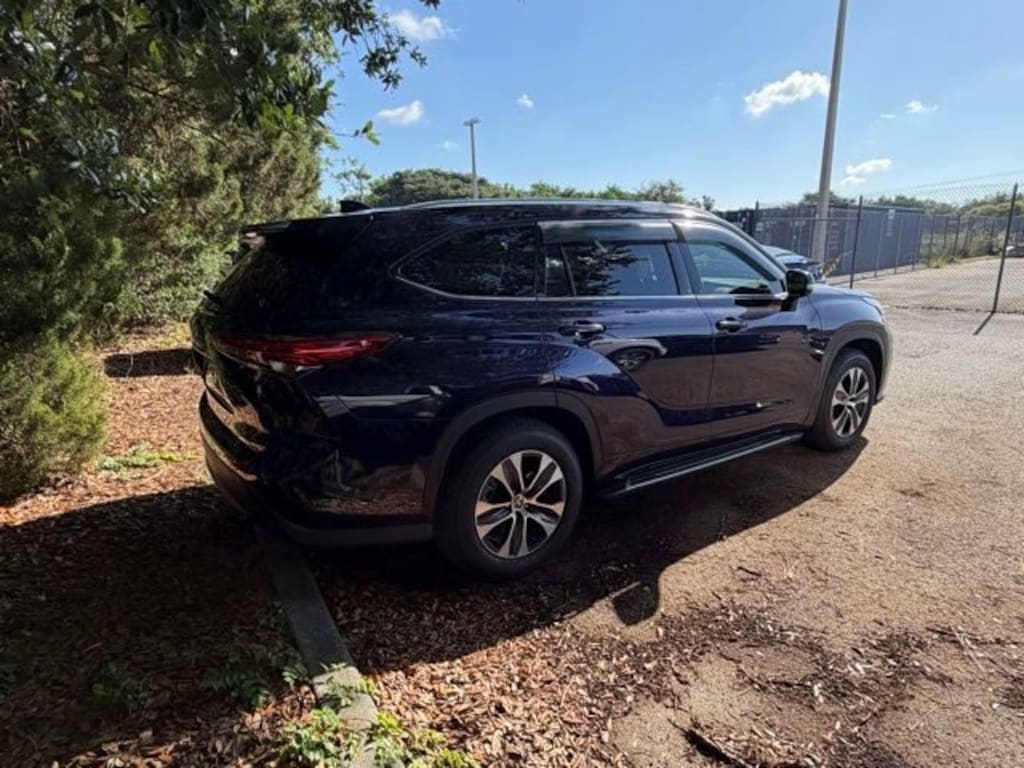 Used 2020 Toyota Highlander XLE Sport Utility