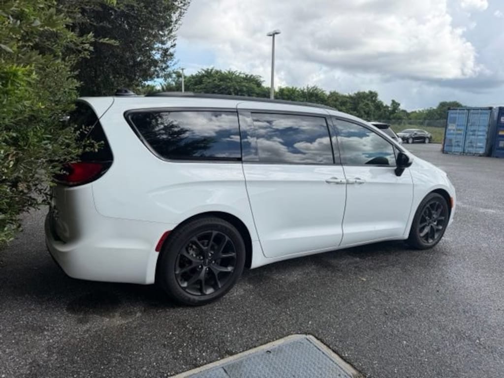 Used 2023 Chrysler Pacifica Touring L Mini-van, Passenger