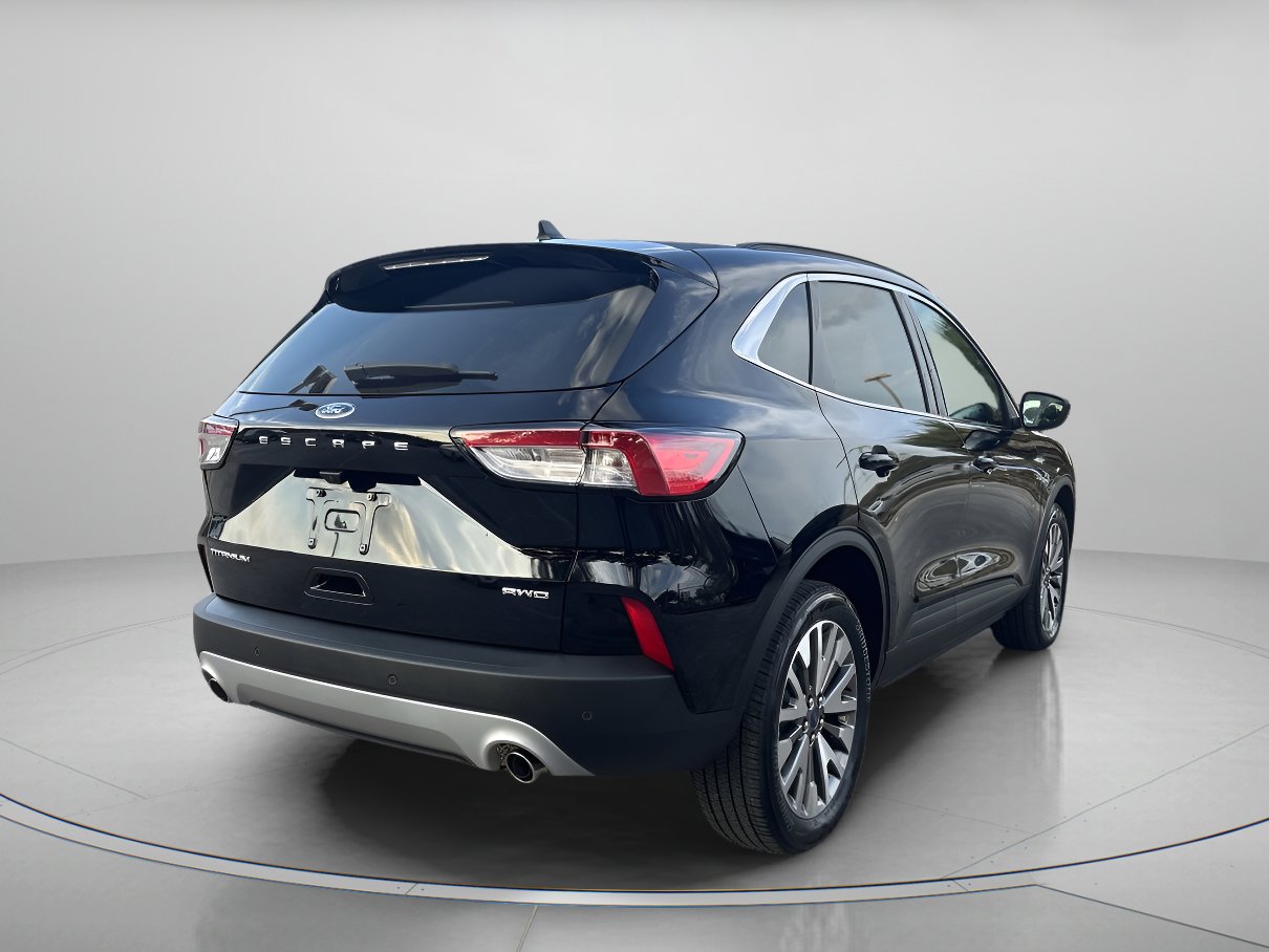 2022 Ford Escape Titanium photo 2