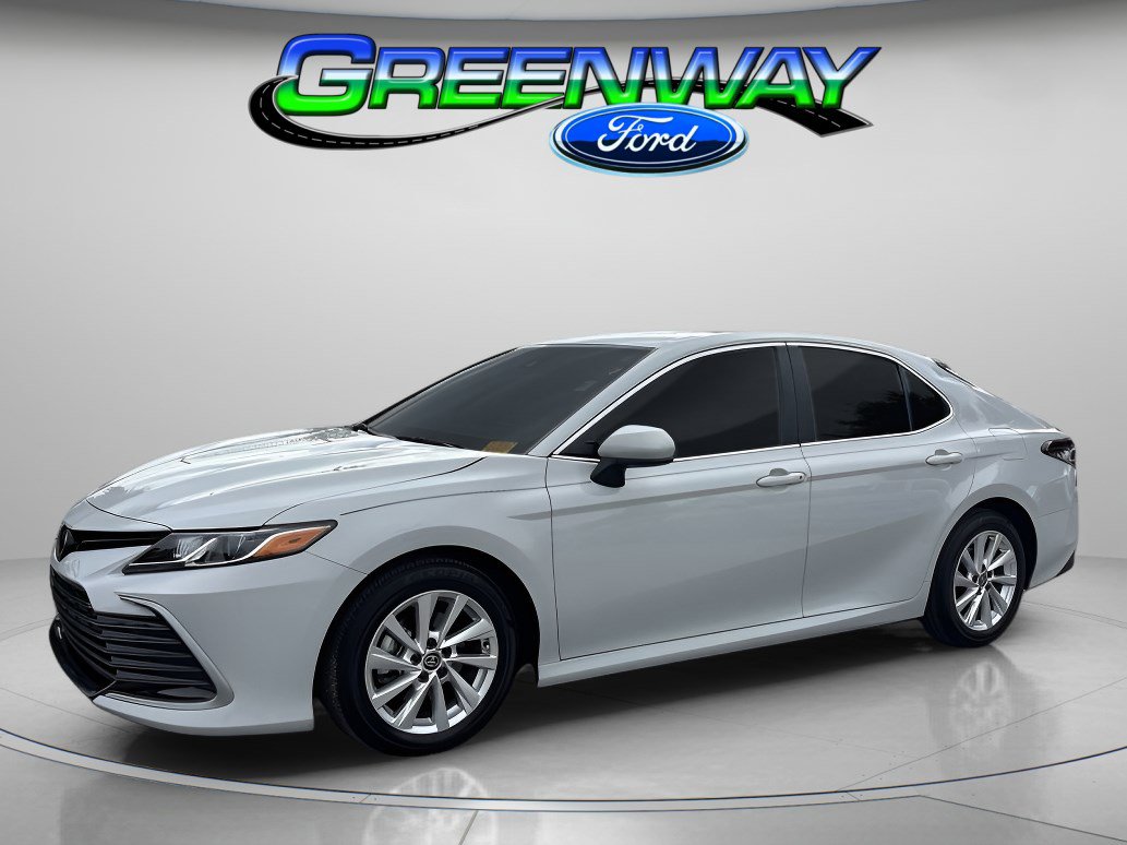 2024 Toyota Camry LE's photo