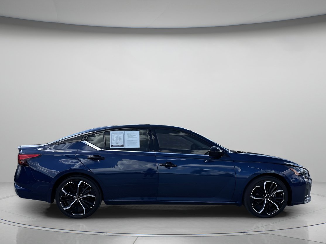 2023 Nissan Altima 2.5 SR photo 2