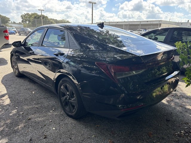 2022 Hyundai Elantra SEL Convenience photo 2