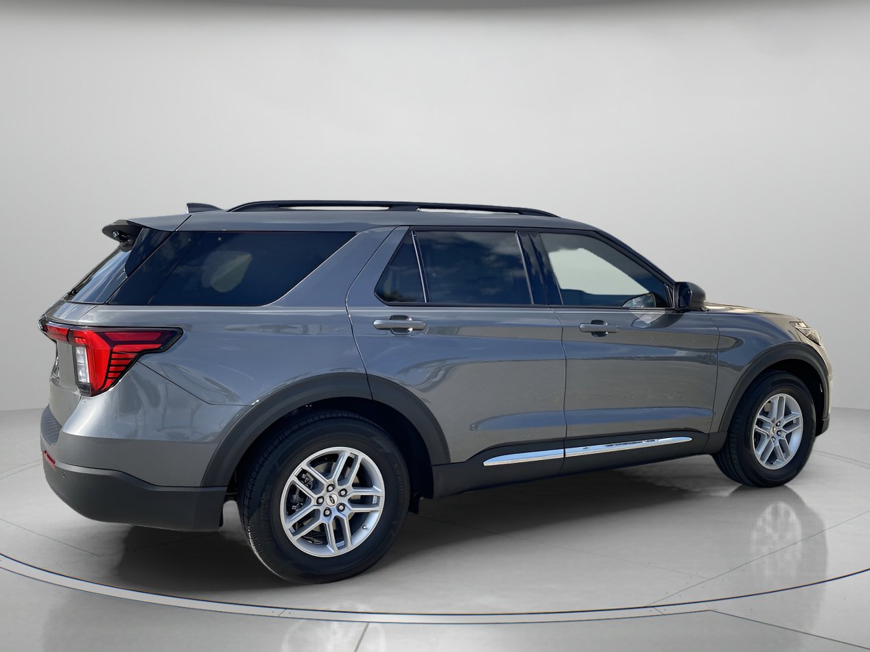 2025 Ford Explorer photo 2
