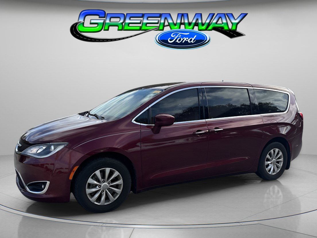 2019 Chrysler Pacifica Touring Plus's photo