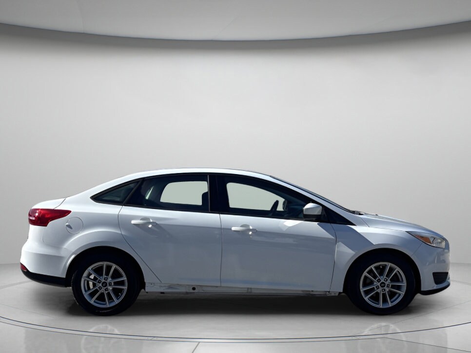 2018 Ford Focus SE photo 2