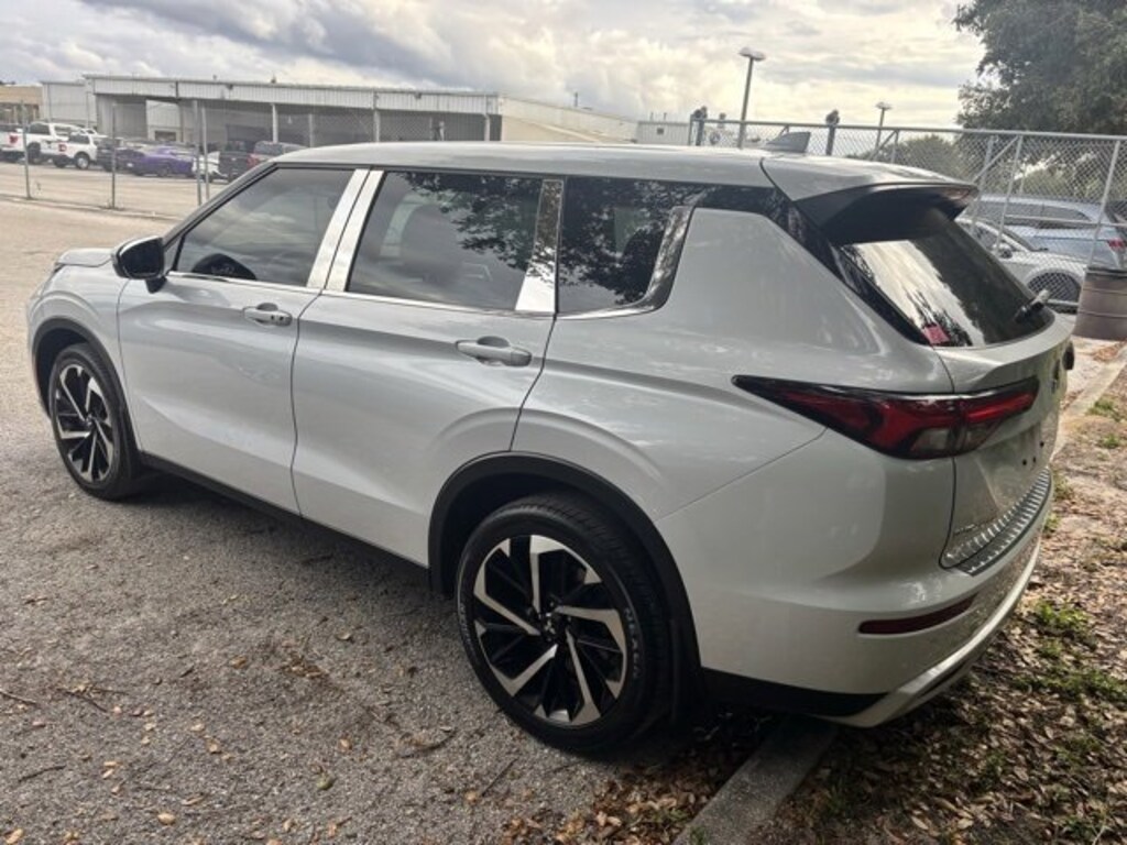 Used 2023 Mitsubishi Outlander SE Sport Utility