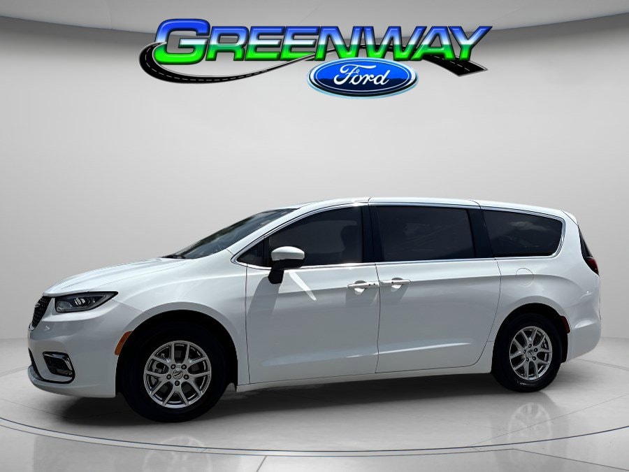 2023 Chrysler Pacifica Touring L's photo