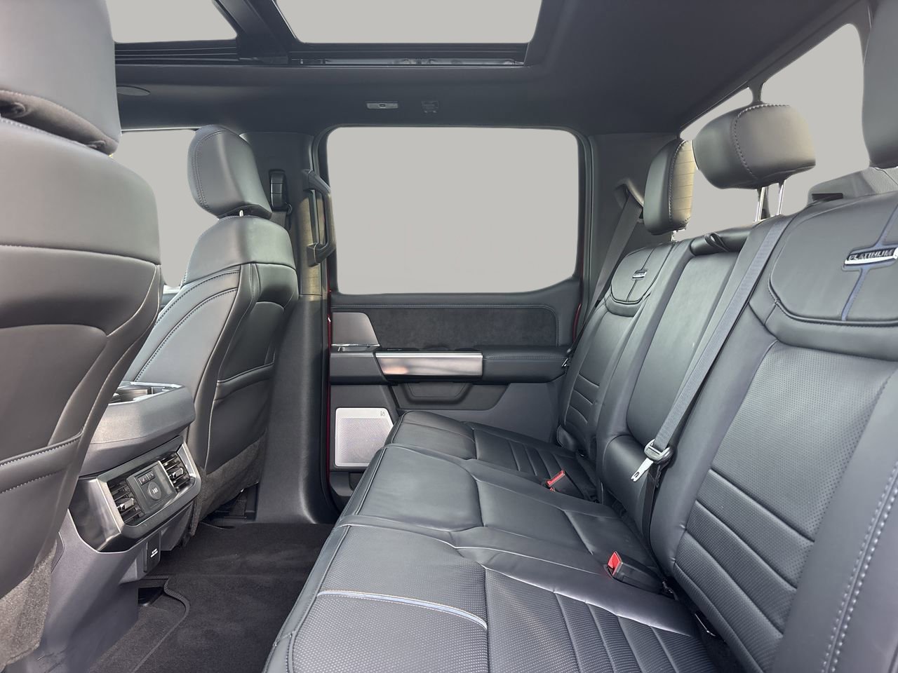 2026 Ford F-250 Super Duty Platinum - Photo 17