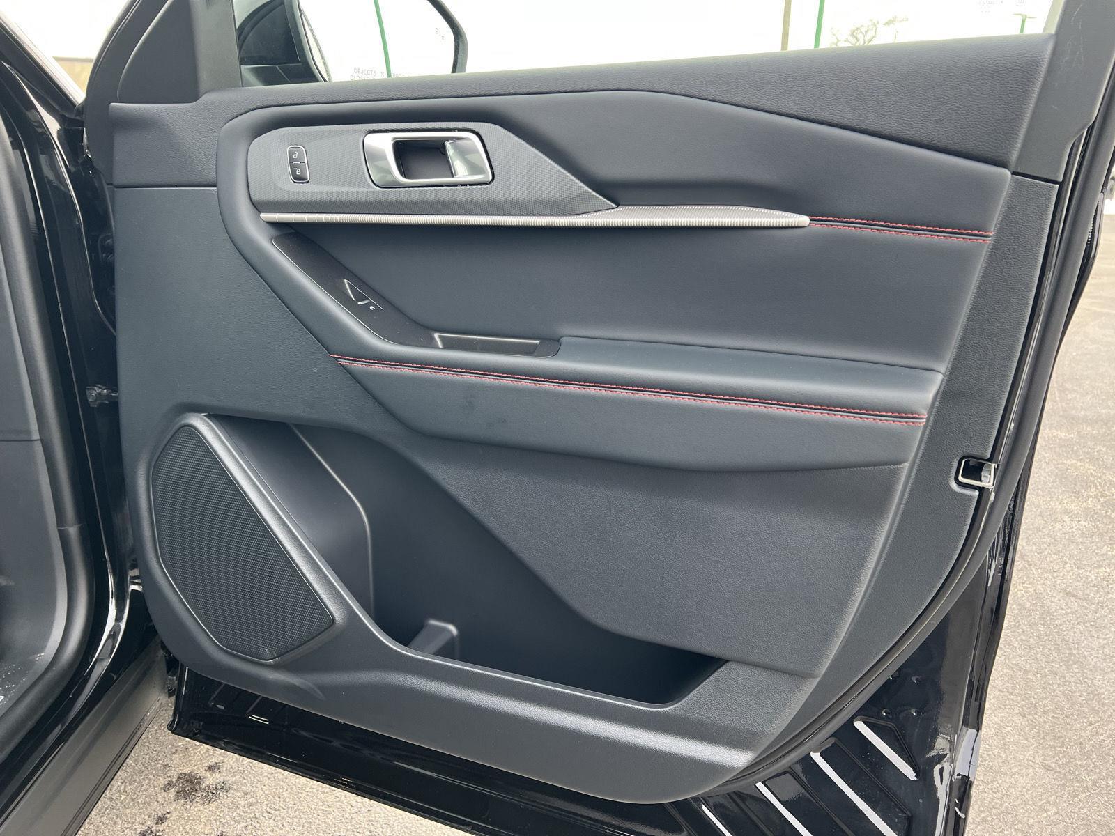 2026 Ford Explorer ST-Line - Photo 17