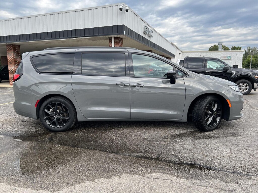 Used 2025 Chrysler Pacifica Limited Van