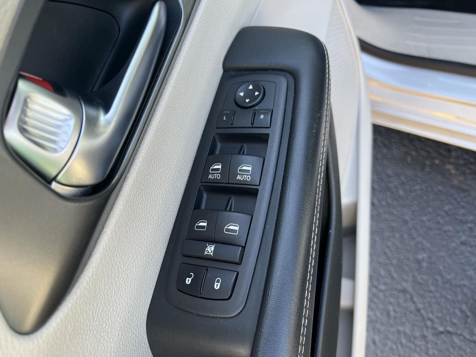 2024 Chrysler Pacifica Touring L - Photo 13