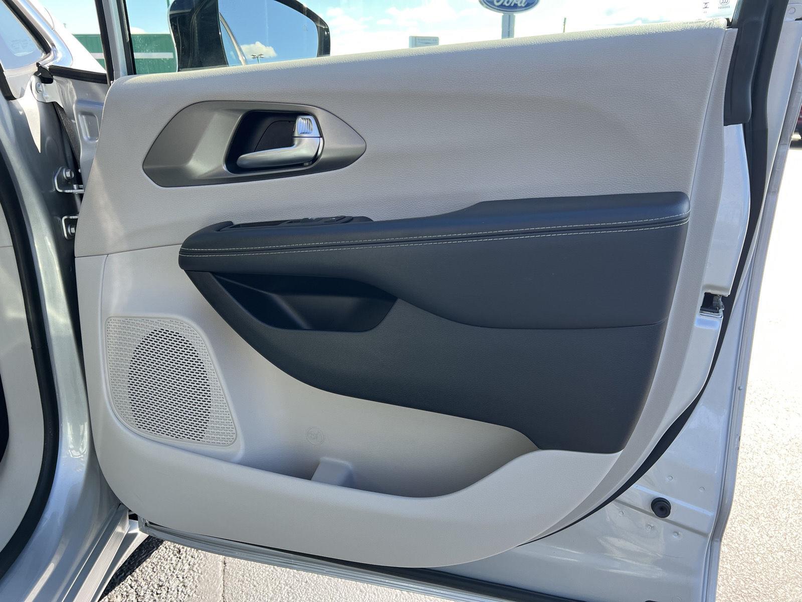 2024 Chrysler Pacifica Touring L - Photo 14