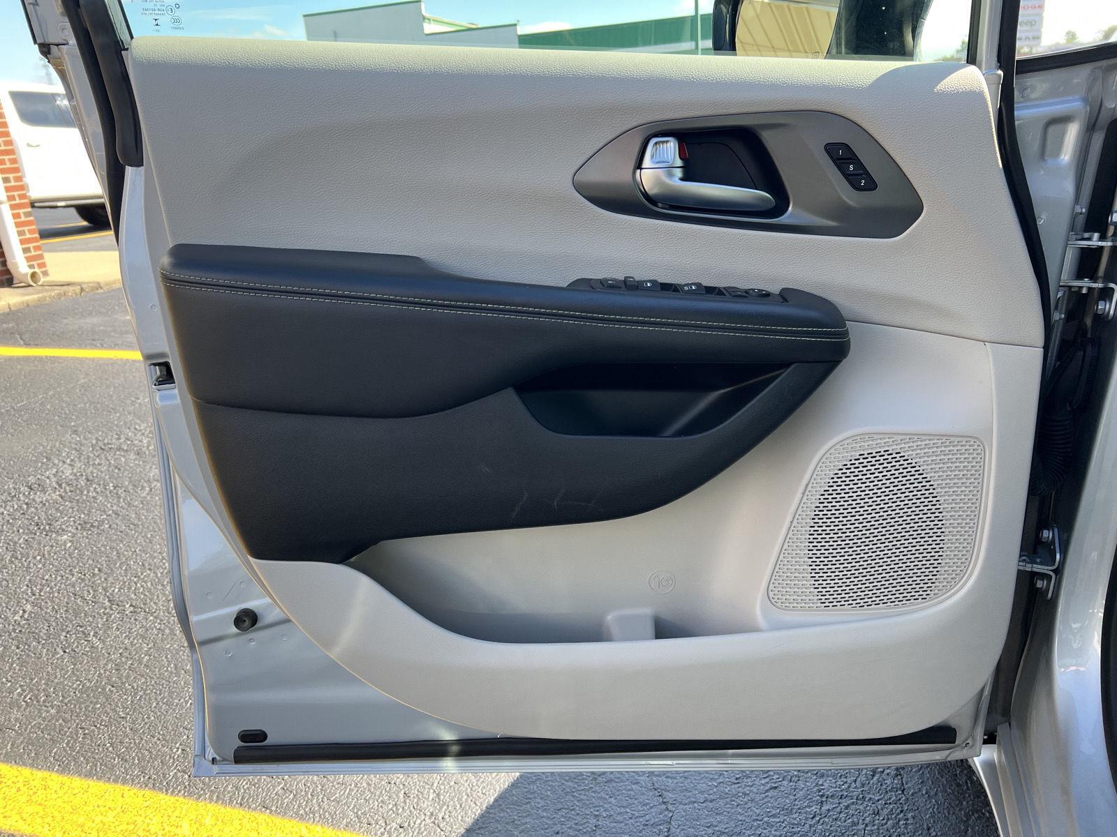 2024 Chrysler Pacifica Touring L - Photo 11