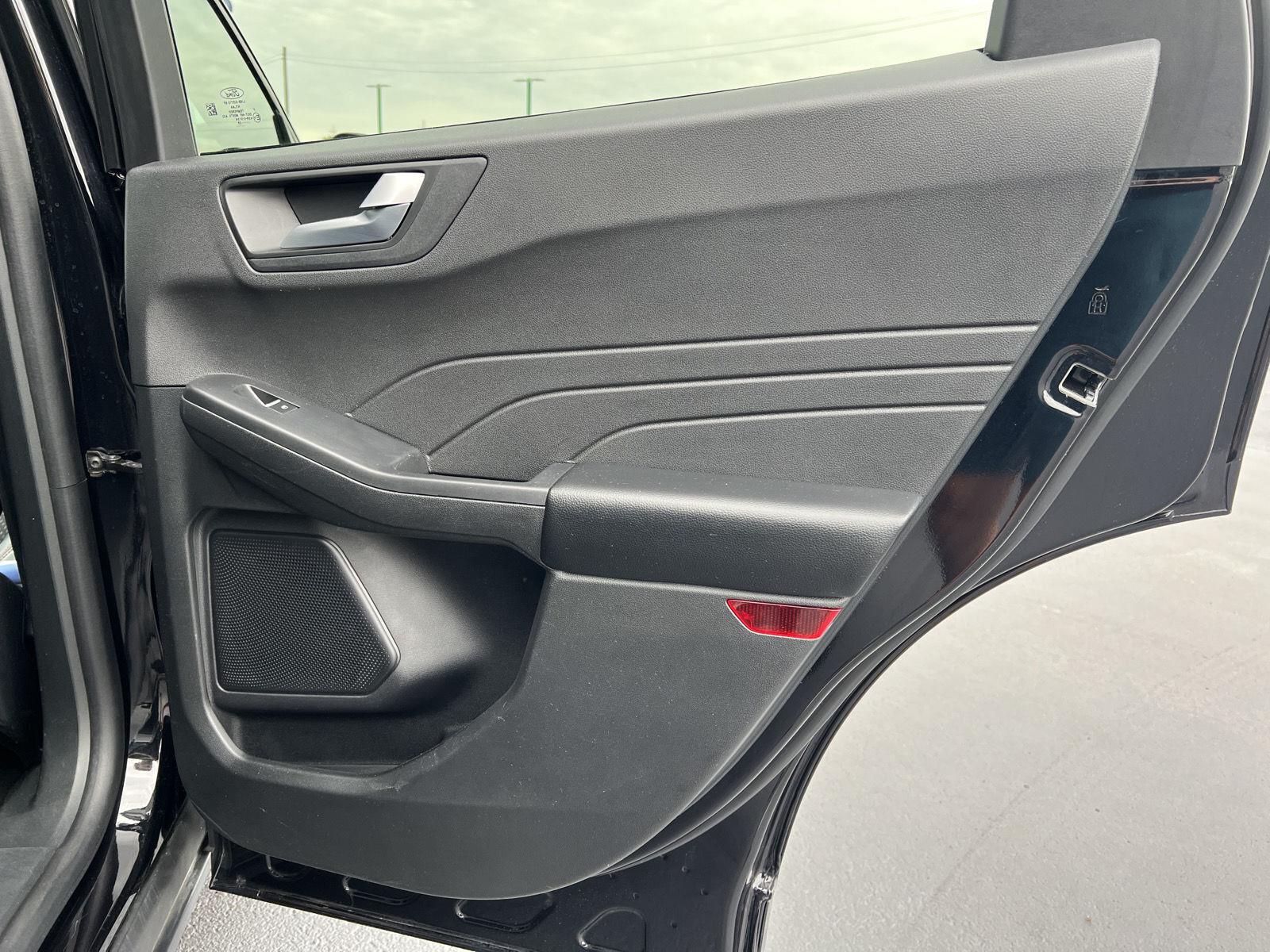 2025 Ford Escape ST-Line Select - Photo 17