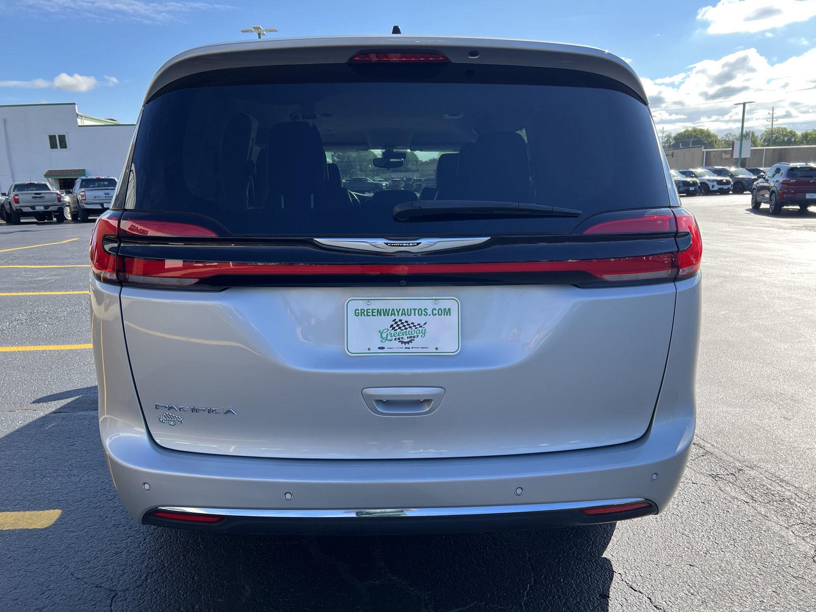 2024 Chrysler Pacifica Touring L - Photo 6
