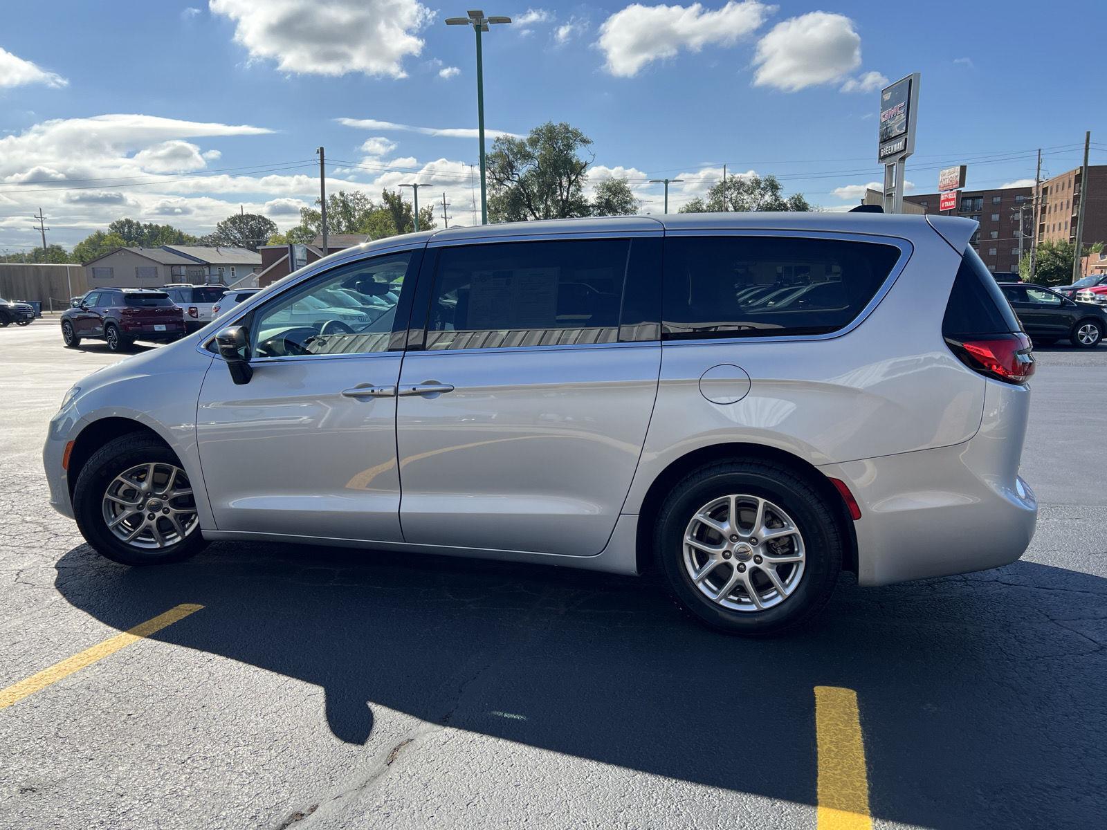 2024 Chrysler Pacifica Touring L - Photo 8