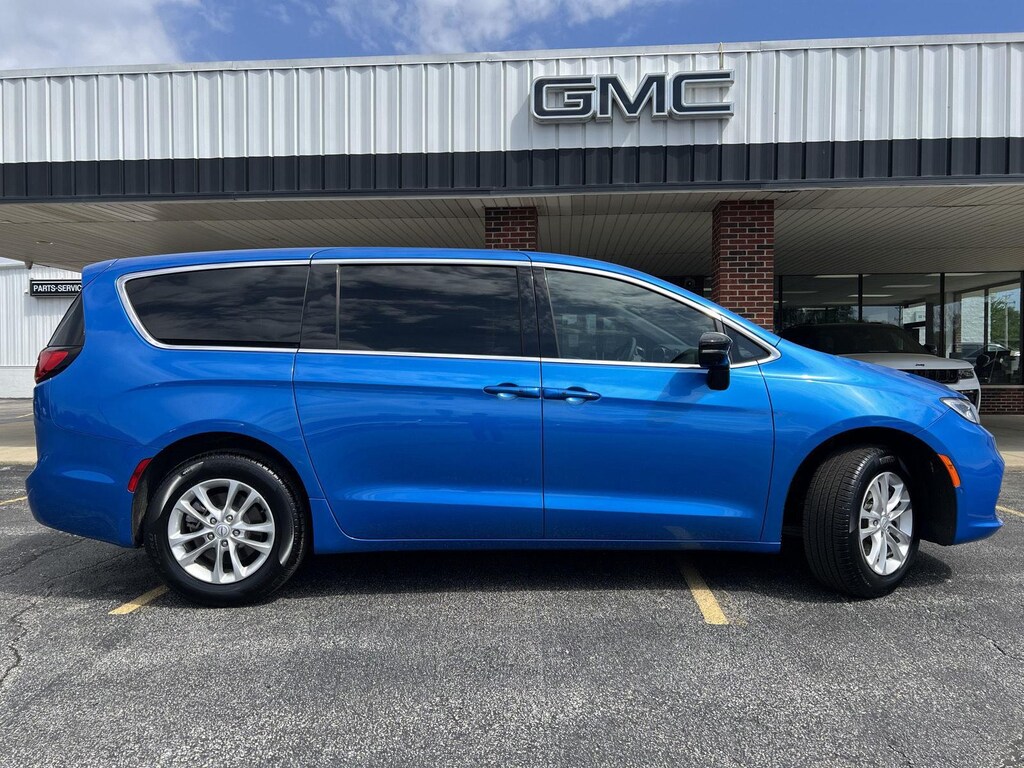 Used 2026 Chrysler Pacifica Select Van