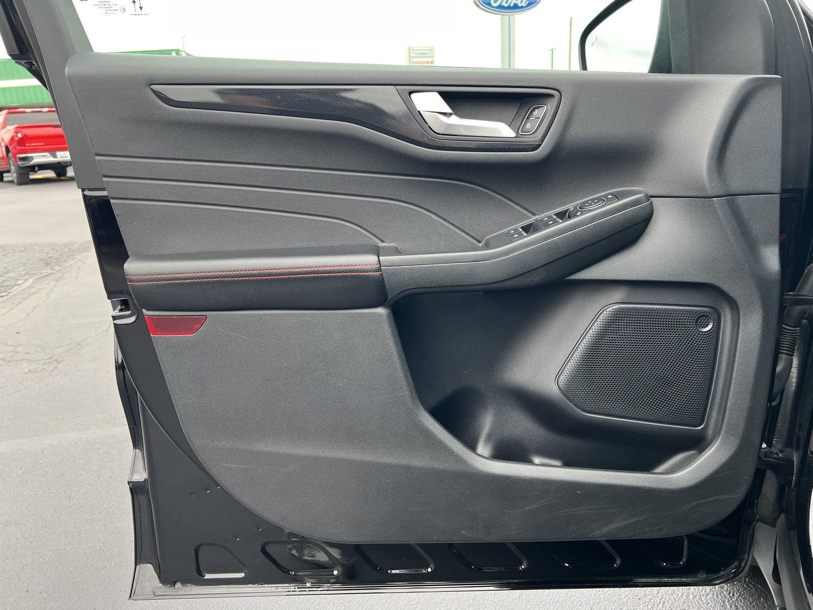 2025 Ford Escape ST-Line Select - Photo 13