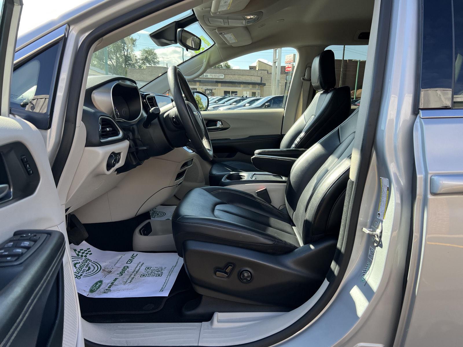2024 Chrysler Pacifica Touring L - Photo 15