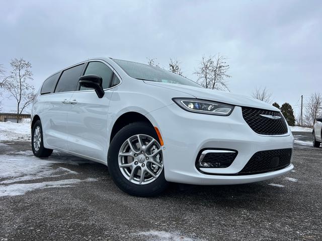 2026 Chrysler Pacifica Select's photo