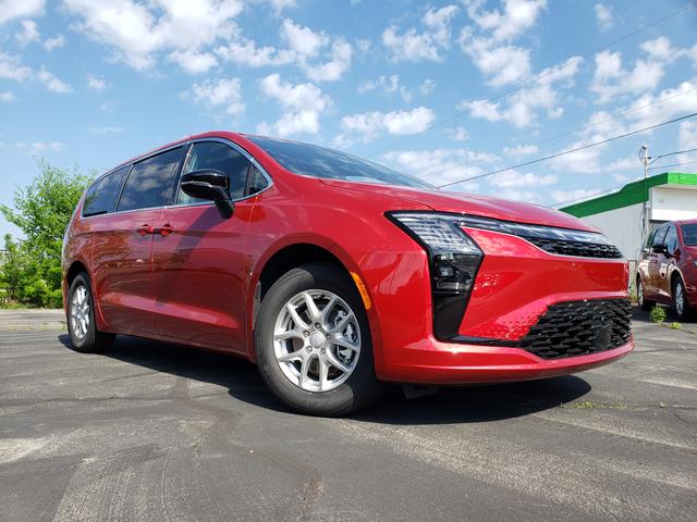 2027 Chrysler Pacifica Select's photo